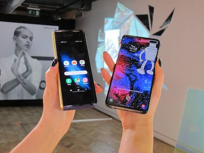 A la izquierda, el Galaxy Fold. A la derecha, un Galaxy S10+