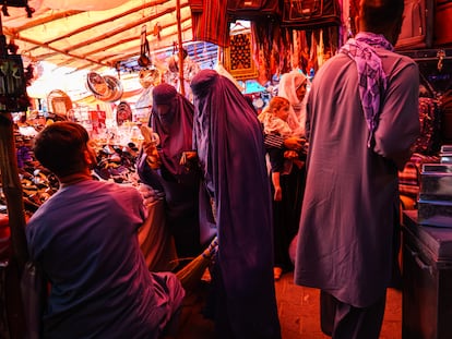 Mujeres en el bazar del barrio Khair Khana de Kabul, este domingo.