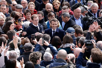 Macron, durante un recorrido electoral por Fouras (oeste de Francia) el 31 de marzo.