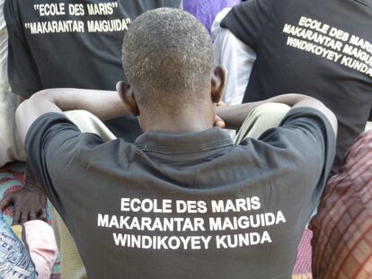 Hombres con las camisetas de Escuela de Maridos, una iniciativa lanzada por el Fondo de Población de las Naciones Unidas con la colaboración de la Unión Europea basada en formar a los hombres en planificación familiar y salud reproductiva.