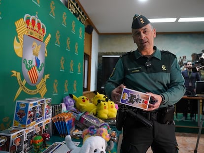 Un agente de la Guardia Civil muestra los juguetes incautados en Valencia en la campaña de prevención navideña.