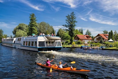 Canoas y barcos de recreo en el río Spree, a su paso por el distrito berlinés de Köpenick.