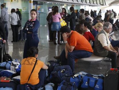 Pasajeros esperan en uno de los mostradores del aeropuerto de Loiu. 