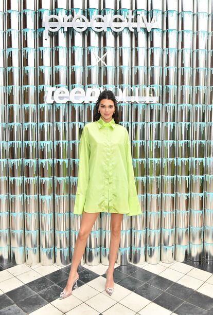 Kendall Jenner likes to stop by the men's fashion section and pick up over-sized, eye-catching shirts. Paired with a pair of sparkly shoes, it's the perfect combo for a party.