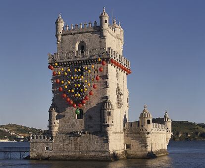 'A Jóia do Tejo', estructura creada por Joana Vasconcelos en torno a la torre de Belém, en Lisboa, inaugurada en 2008.