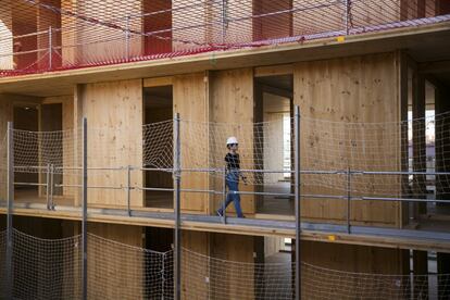 L'edifici ha estat dissenyat pel despatx d'arquitectes La Col, una cooperativa de joves arquitectes del mateix barri de Sants, on està situada la Borda.