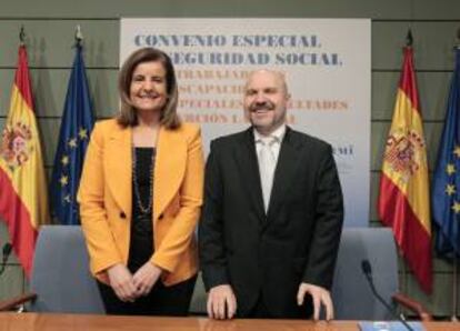 La ministra de Empleo y Seguridad Social, Fátima Báñez, junto al presidente del Comité Español de Representantes de Personas con Discapacidad (CERMI), Luis Cayo Pérez, durante la presentación del convenio para personas con discapacidad con especiales dificultades de inserción laboral, a efectos de la cobertura de las prestaciones por jubilación y por muerte y supervivencia.