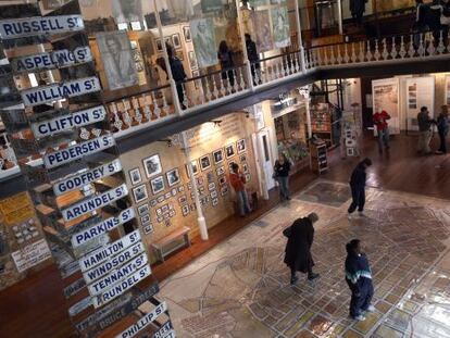 Sala principal del museo District Six, en Ciudad del Cabo, en Sud&aacute;frica. 