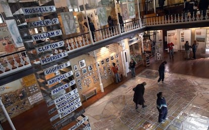 Sala principal del museo District Six, en Ciudad del Cabo, en Sud&aacute;frica. 