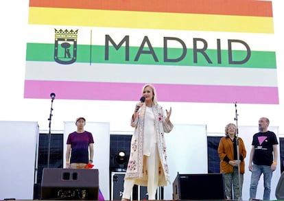 Cristina Cifuentes habla el sábado durante el Orgullo Mundial en presencia de Manuela Carmena.