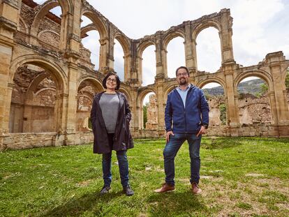 Juanmi Gutiérrez y Esther López en el monasterio de Santa María de Rioseco (Burgos).