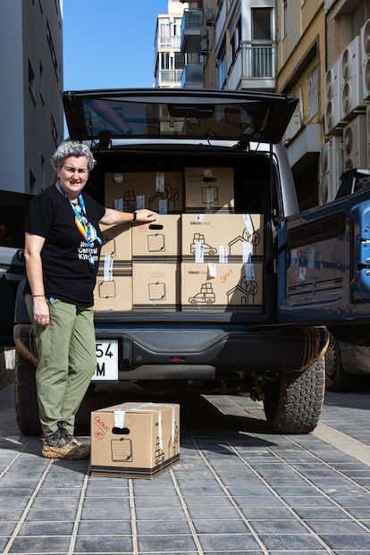 La cocinera Pepa Muñoz carga con 300 raciones de comida caliente y dos cajas de bocadillos para entregar en diferentes puntos.