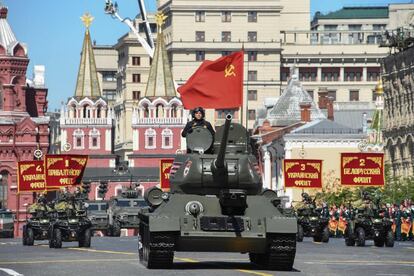 El tanque soviético T-34 desfila a través de la Plaza Roja durante el desfile militar.