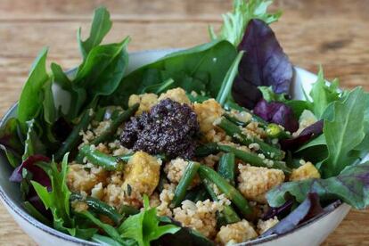 Con tempeh puedes preparar una ensalada con cuscús y tapenade como esta