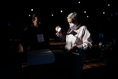 Un elector marca su voto, temprano por la mañana en San Salvador.