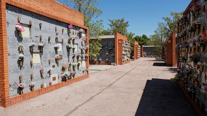 Decenas de nichos del Cementerio Sur-Carabanchel de Madrid.