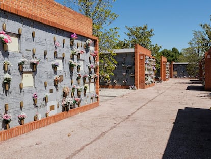 Decenas de nichos del Cementerio Sur-Carabanchel de Madrid.