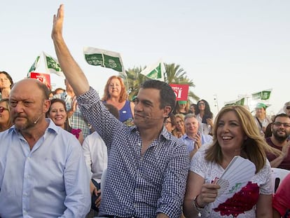 Pedro Sánchez junto a Susana Díaz este viernes en el cierre de campaña.