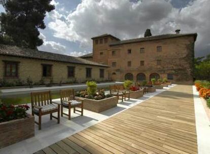 Exterior del Parador de Granada, donde se han recuperado la zona de La Alberca y los jardines con vistas al Generalife.