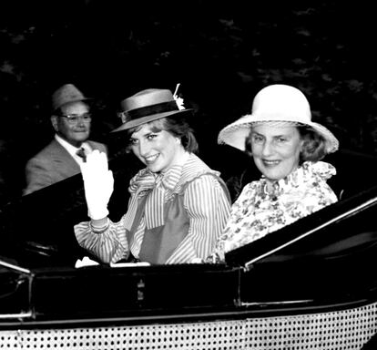 Diana Spencer, semanas antes de convertirse en esposa del príncipe Carlos y princesa de Gales, con la duquesa de Grafton en las carreras de Ascot en junio de 1981.