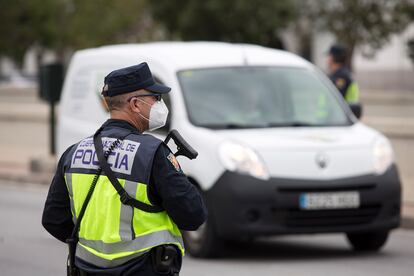 Miembros de la Policía Nacional en un control a un vehículo en Málaga.