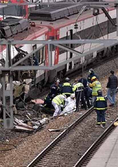 Los equipos sanitarios y los bomberos atendían en la mañana de ayer a las víctimas de la explosión en la estación de Santa Eugenia, en el distrito de Villa de Vallecas.