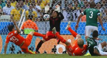 Memo Ochoa hace una parada ante Holanda en el Mundial de Brasil.