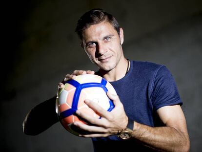 Joaquín posa en la ciudad deportiva del Betis.