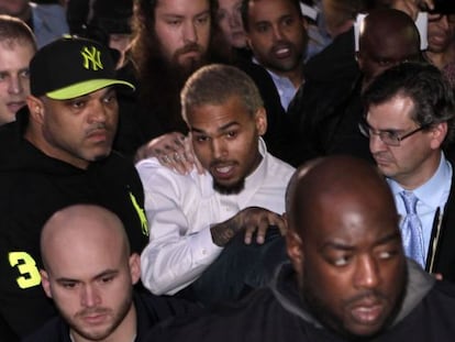 Chris Brown, a la salida del juzgado de Washington donde declar&oacute; el pasado lunes. 