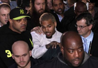 Chris Brown, a la salida del juzgado de Washington donde declar&oacute; el pasado lunes. 