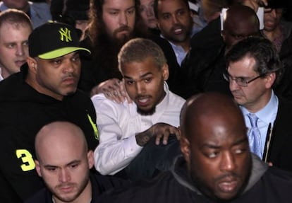 Chris Brown, a la salida del juzgado de Washington donde declar&oacute; el pasado lunes. 