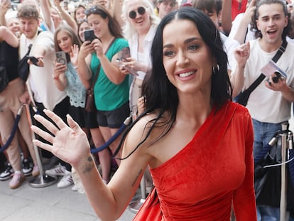 Katy Perry saluda a fans y curiosos en París el pasado junio.