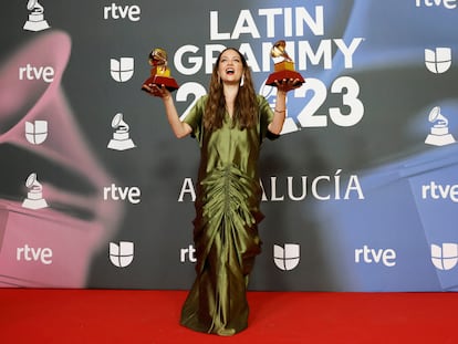 Natalia Lafourcade posa con dos de sus tres premios, el jueves, en la gala de los Grammy Latinos.