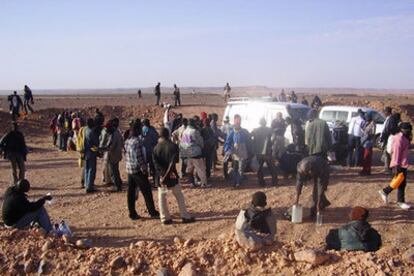 Inmigrantes abandonados por la policía marroquí junto al poblado de El Aouina-Souatar, en la frontera con Argelia.