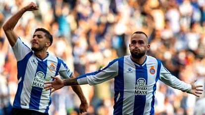 Aleix Vidal (derecha) celebra el segundo gol de su equipo en el partido contra el Real Madrid.