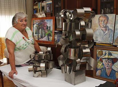 Michele Lescure, autora de la escultura desaparecida en Moratalaz, en su casa junto a la maqueta de la obra.