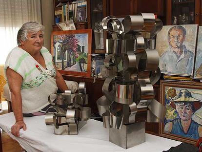 Michele Lescure, autora de la escultura desaparecida en Moratalaz, en su casa junto a la maqueta de la obra.