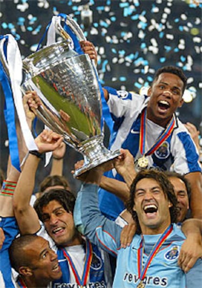 La tpica postal de los campeones. Los futbolistas del Oporto, con el trofeo de vencedores de la Liga de Campeones. El equipo portugus ha goleado (3-0) al Mnaco en la final jugada en el Arena-AufSchalke de Gelsenkirchen (Alemania). Es el segundo ttulo para el Oporto.