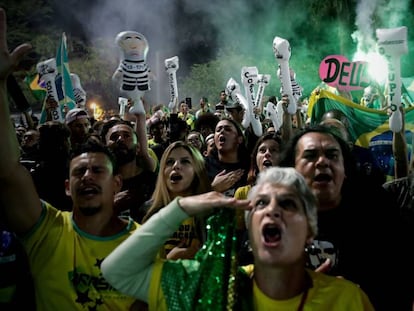 Militantes comemoram vitória de Bolsonaro na Avenida Paulista.