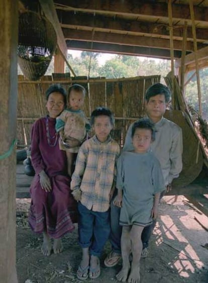 Lek Mun (derecha), su esposa, At, y tres de sus siete hijos, que vivieron en la selva, en su casa en la aldea de Kala.