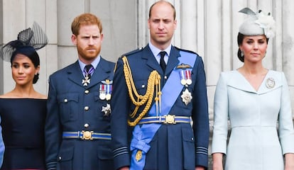Los duques de Sussex, Enrique y Meghan Markle, junto a los duques de Cambridge, Guillermo y Kate Middleton, en el balcón del Buckingham Palace, el pasado julio.
