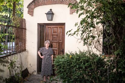 Adela Kopp, , en la puerta de su casa en la colonia Jardín de la Rosa, en Chamartín.