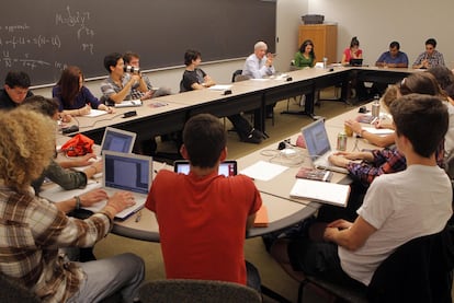 Un momento de la clase sobre técnicas narrativas que Vargas Llosa impartió ayer en Princeton, con <i>El reino de este mundo, </i>de Alejo Carpentier, como punto de partida.