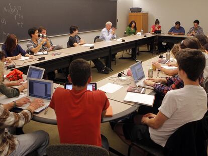 Un momento de la clase sobre técnicas narrativas que Vargas Llosa impartió ayer en Princeton, con <i>El reino de este mundo, </i>de Alejo Carpentier, como punto de partida.