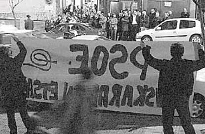 Los miembros de EHE y, al fondo, los socialistas en la entrada de la Casa del Pueblo de Rekalde.