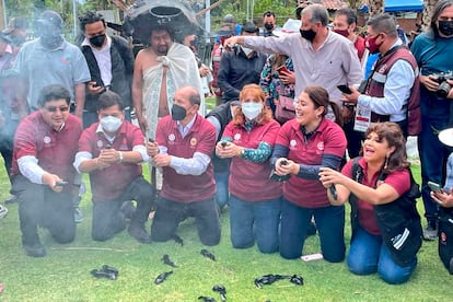 Los seis alcaldes morenistas de Ciudad de México, durante el polémico acto 'Ajolotón' en Xochimilco, el 16 de febrero.