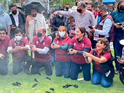 Los seis alcaldes morenistas de Ciudad de México, durante el polémico acto 'Ajolotón' en Xochimilco, el 16 de febrero.