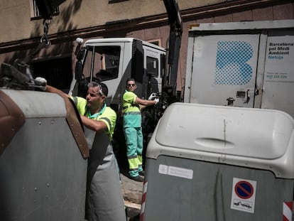 Los operarios David López Alonso y Houari Gaidi trabajan, la semana pasada en una de las limpiezas urgentes en la vía pública que atiende la brigada de actuaciones inmediatas.