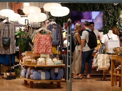 Una pareja observa los artículos a la venta en una tienda de la estación de Atocha, el viernes de la semana pasada, en Madrid.