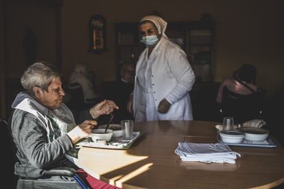 Para atender a los 72 residentes, muchos de ellos dependientes, Paz y Bien cuenta con 50 trabajadores (cuatro son enfermeras) y 13 monjas que realizan tareas de apoyo. En la imagen, varios internos en el comedor.